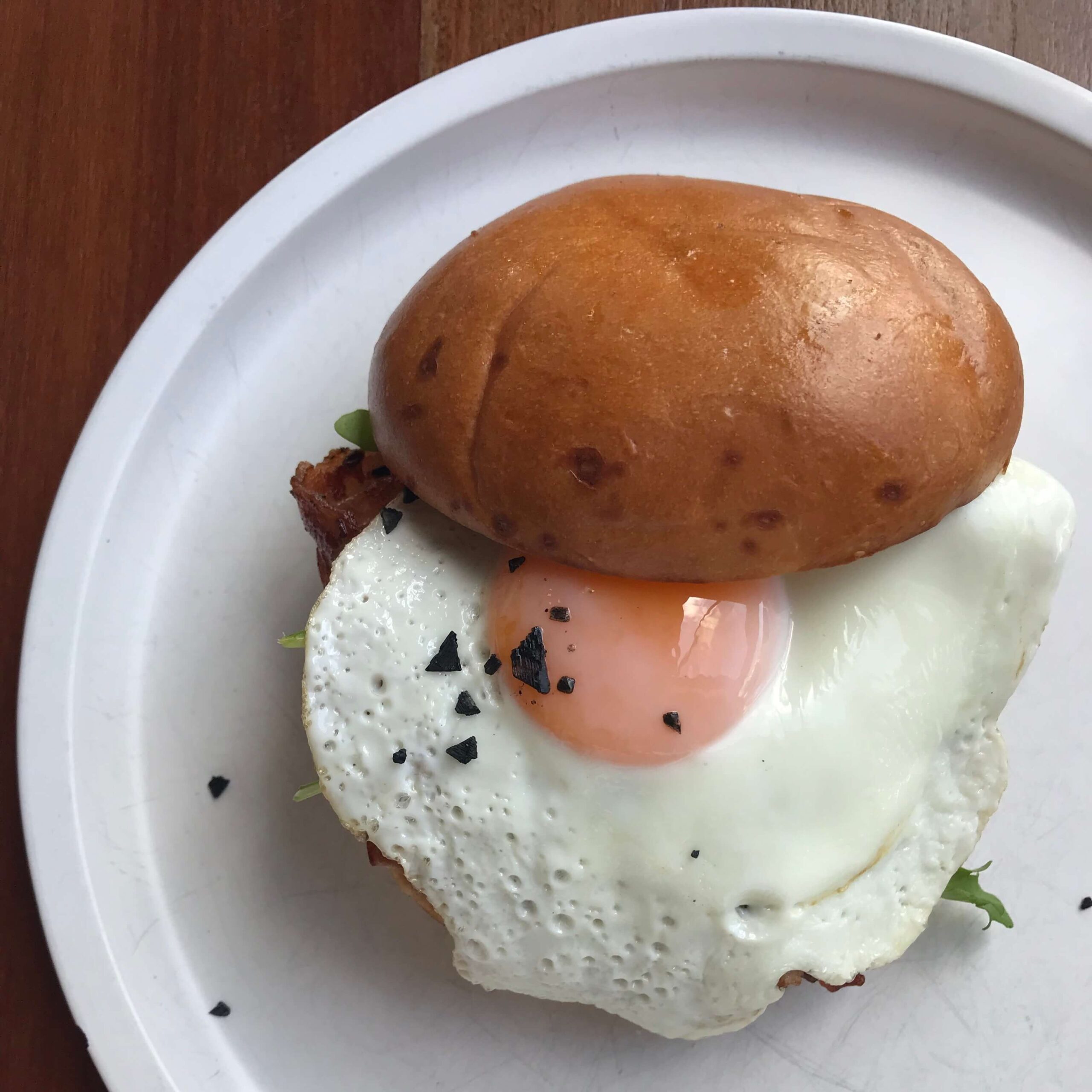 シドニーのカフェ【CELSIUS COFFEE CO.】のメニュー「Bacon and Egg Roll（ベーコン＆エッグロール）」を撮影した写真