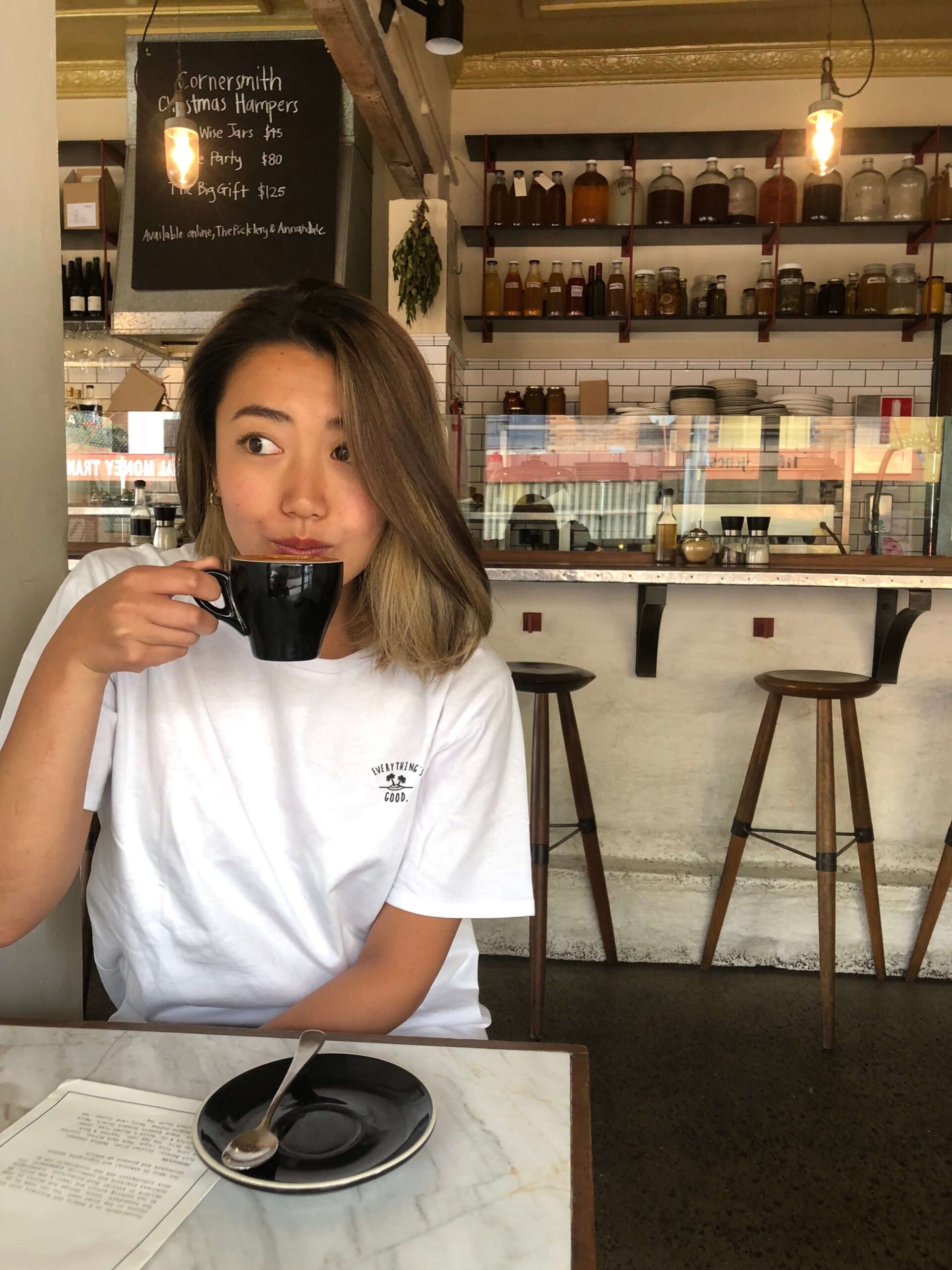 シドニーのカフェ【Cornersmith】でコーヒーを飲む筆者の様子を撮影した写真