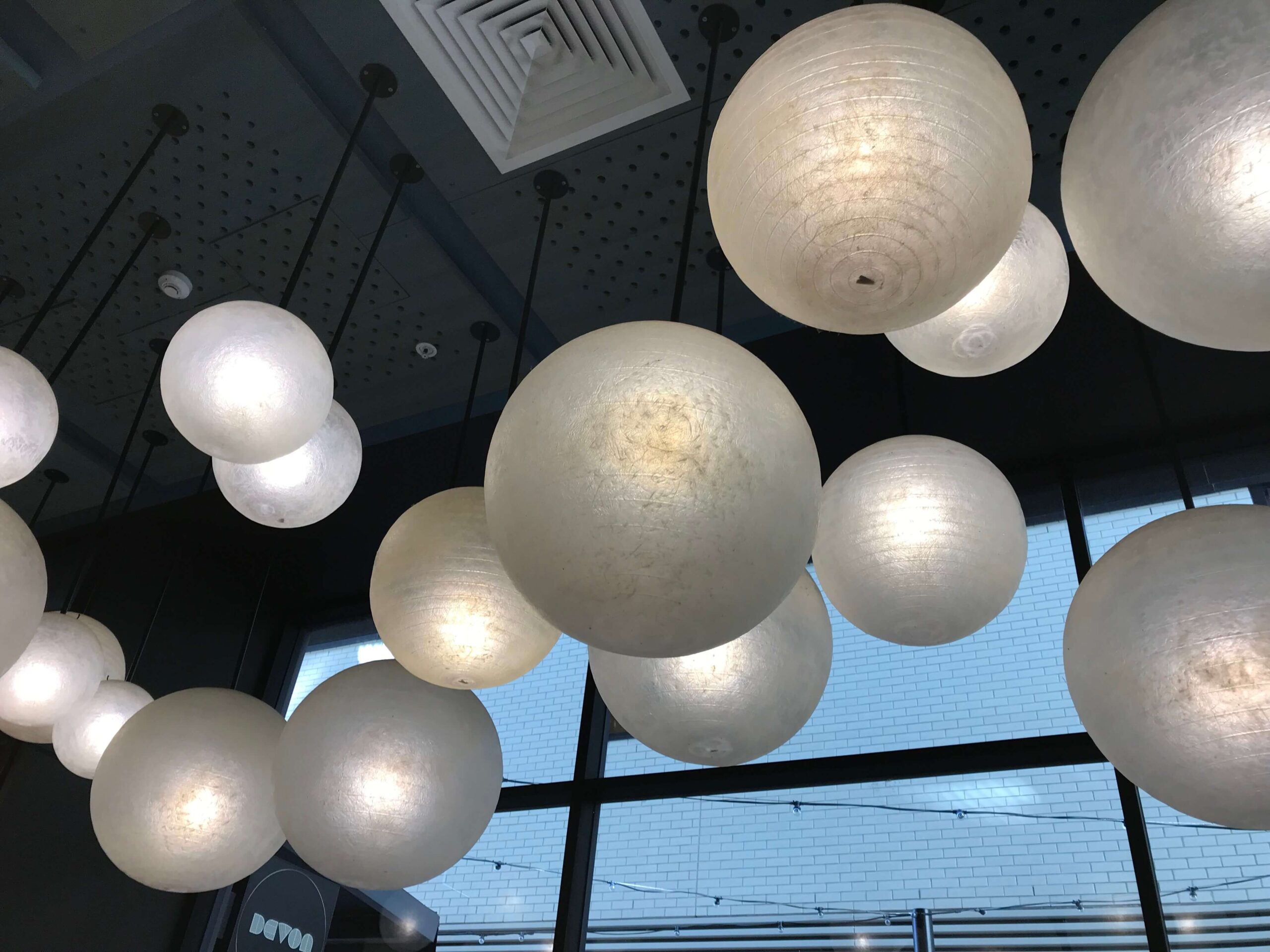 シドニーのカフェ【DEVON CAFE】の店内の照明を撮影した写真