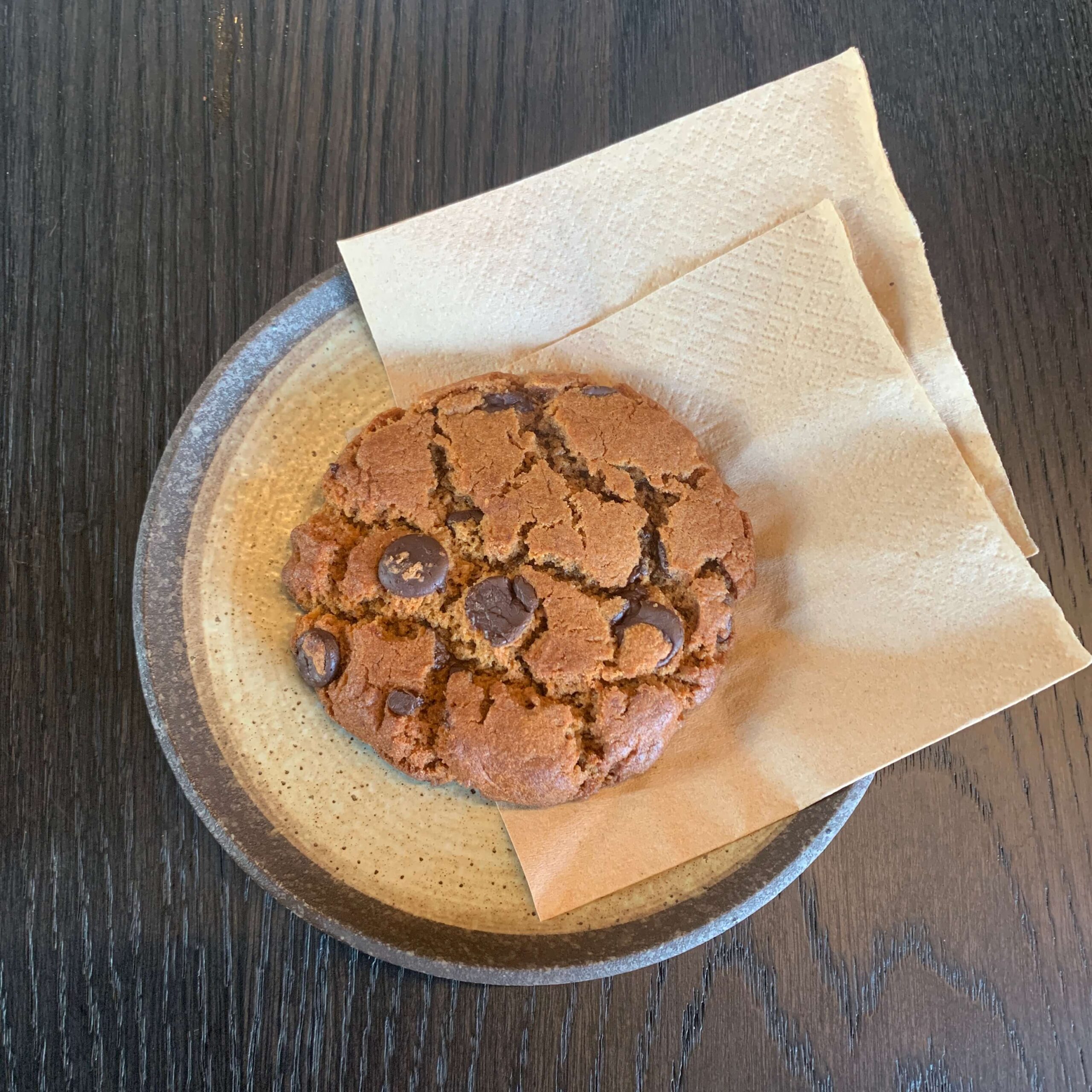 シドニーのカフェ【Edition Coffee Roasters】のメニュー「Miso & chocolate cookie（味噌＆チョコレートクッキー）」を撮影した写真