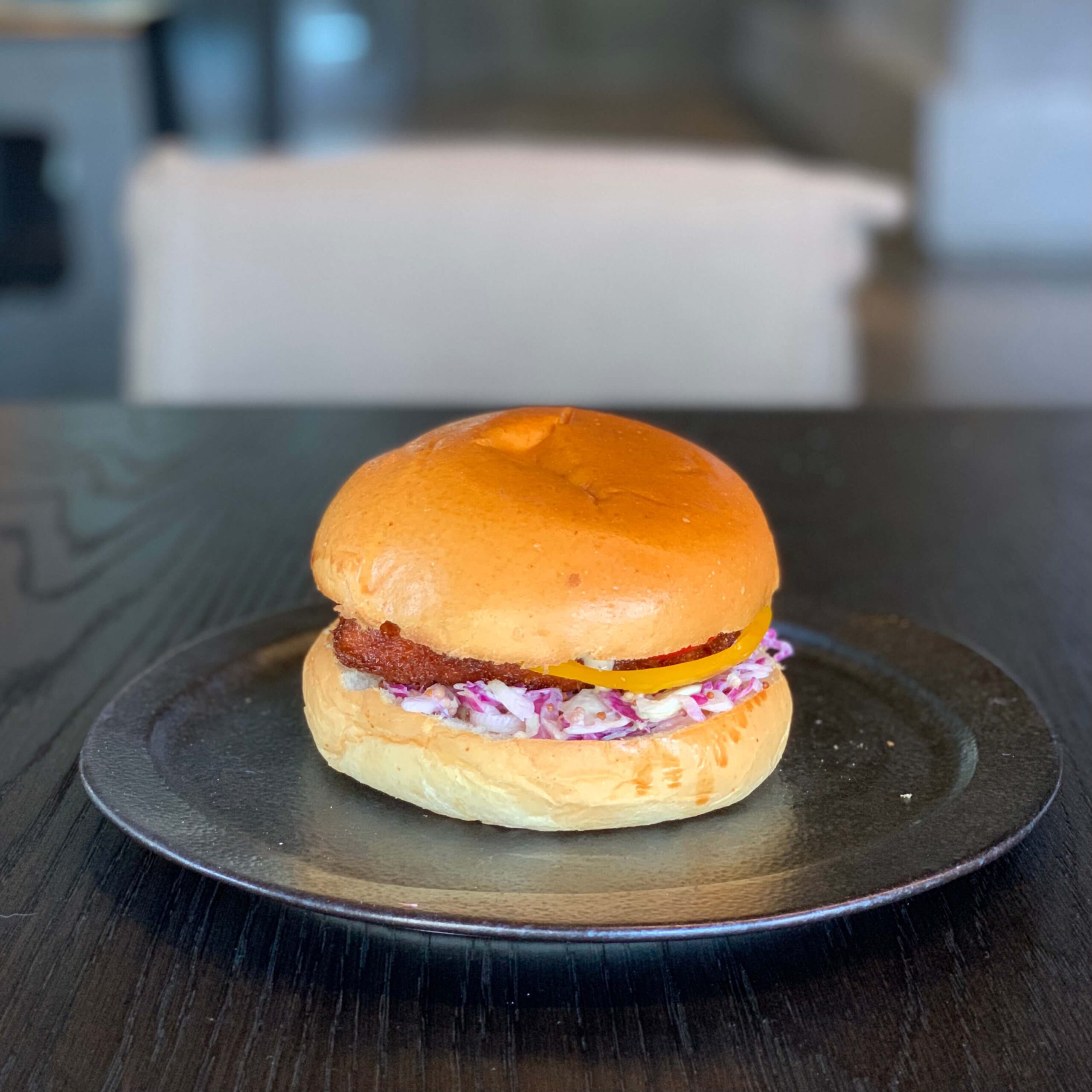 シドニーのカフェ【Edition Coffee Roasters】のメニュー「Sweet Pork Katsu burger（ポークカツ・バーガー）」を撮影した写真