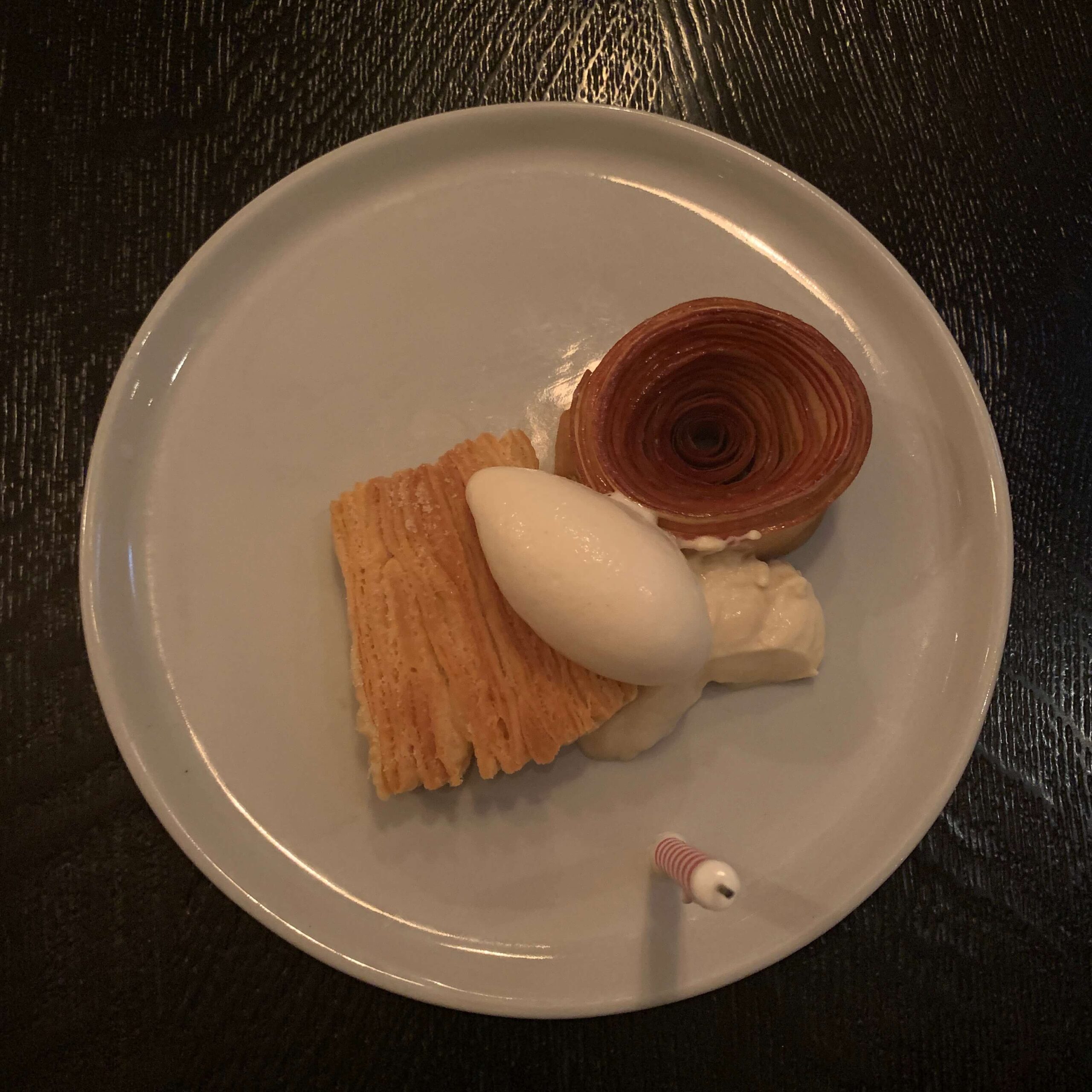 シドニーのレストラン【FRED'S】のデザートメニュー「Roasted apple & buttermink sorbet（ローストアップル＆バターミルクソルベ）」を撮影した写真