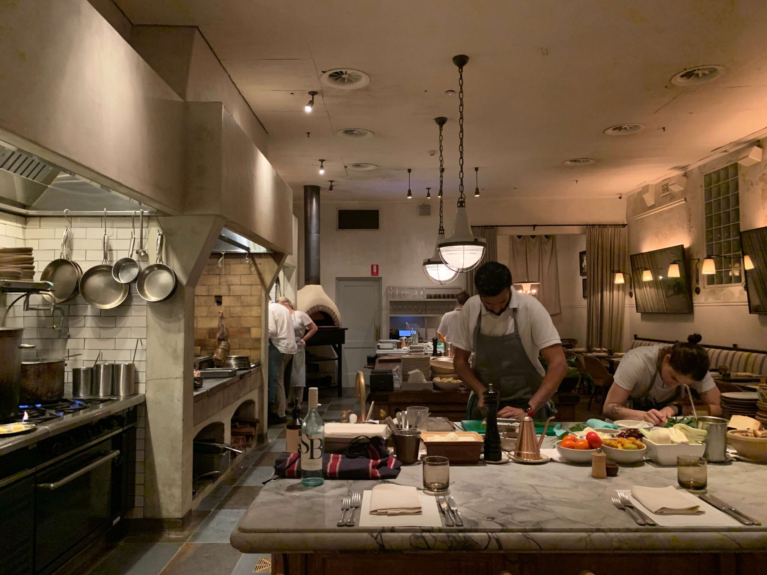 シドニーのレストラン【FRED'S】のオープンキッチンの様子を撮影した写真