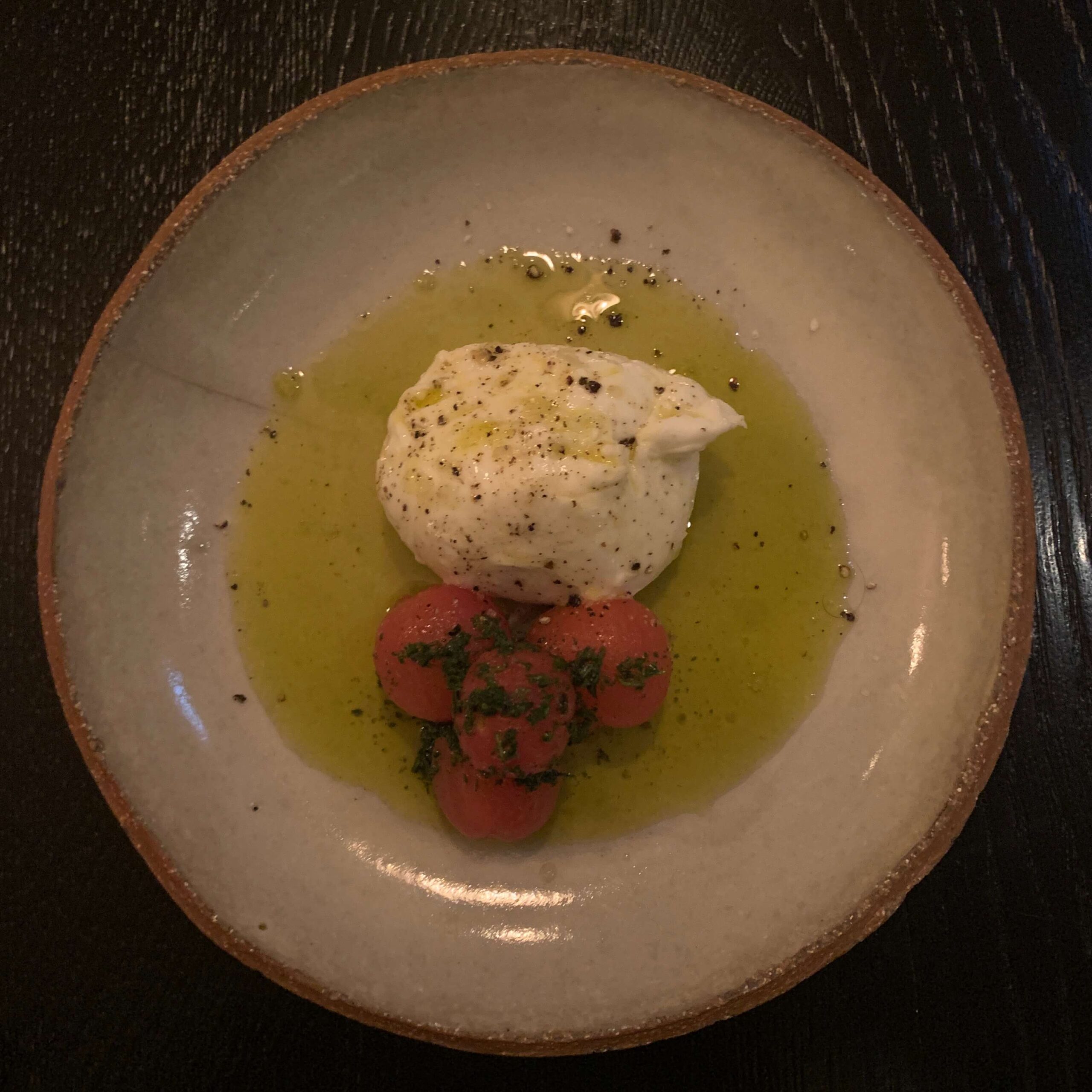 シドニーのレストラン【FRED'S】のメニュー「Burraduc farm mozzarella, confit tomatoes（モッツァレラチーズとトマトのコンフィ）」を撮影した写真