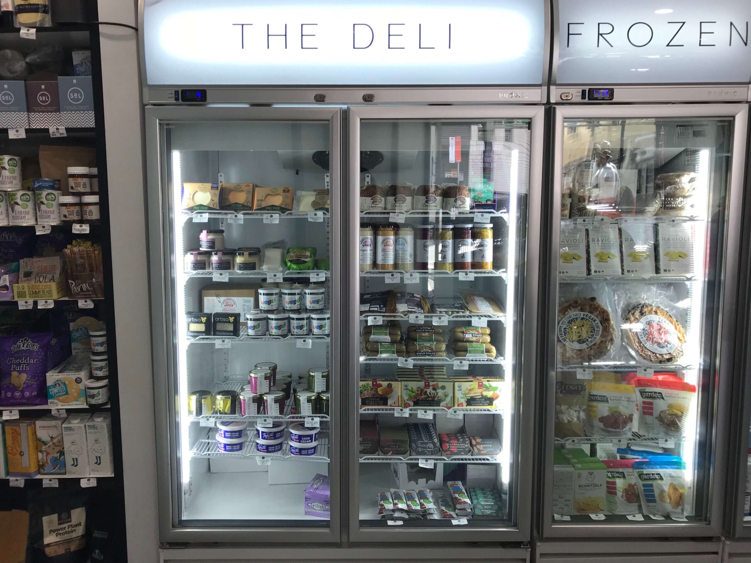 シドニーのカフェ【Shift Eatery】の店内で売られているヘルシーなデリや冷凍食品を撮影した写真