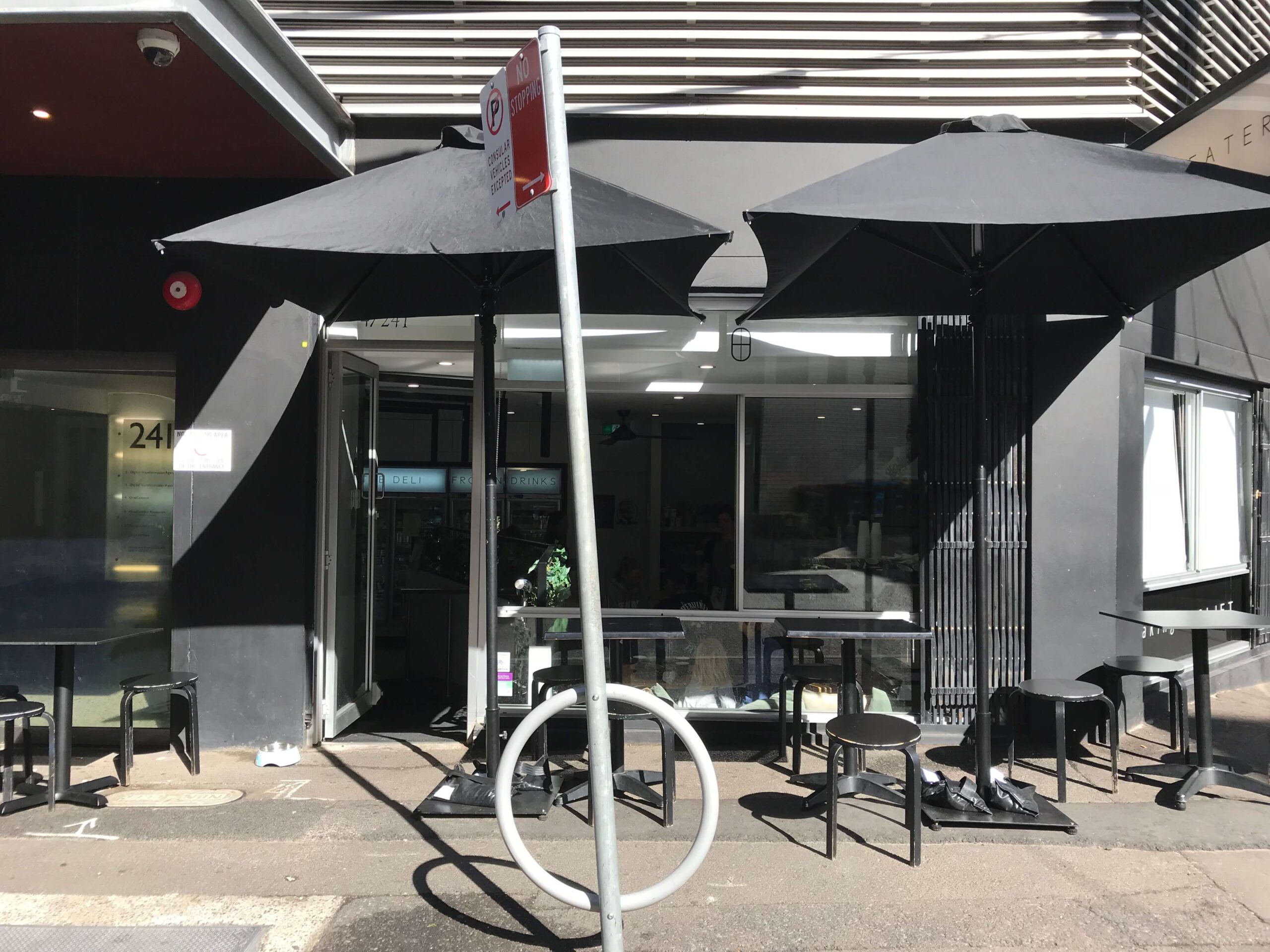 シドニーのカフェ【Shift Eatery】の外観と外のテラス席の様子を撮影した写真