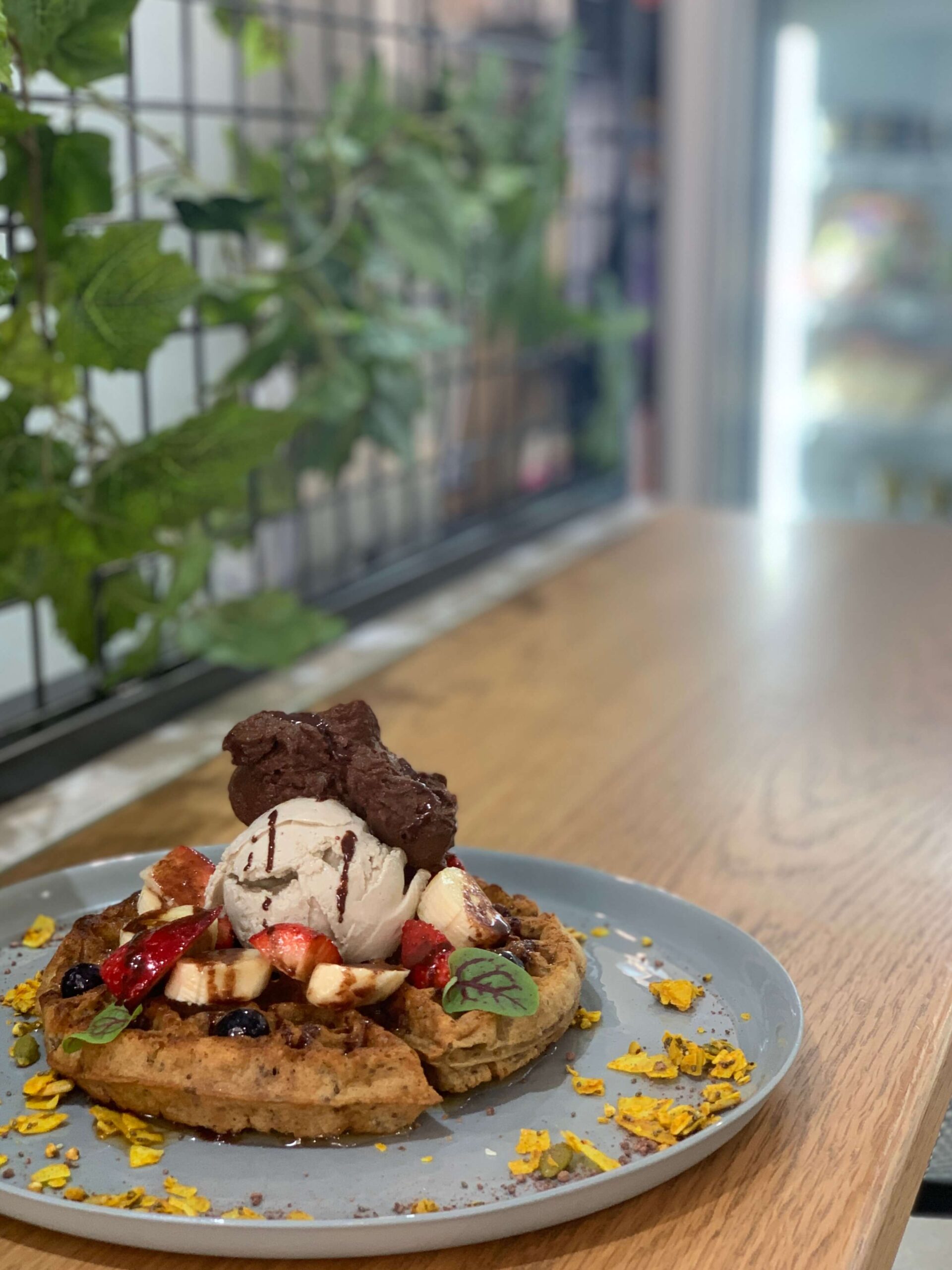 シドニーのカフェ【Shift Eatery】のメニュー「Chia Waffle（チアシード・ワッフル）」を撮影した写真