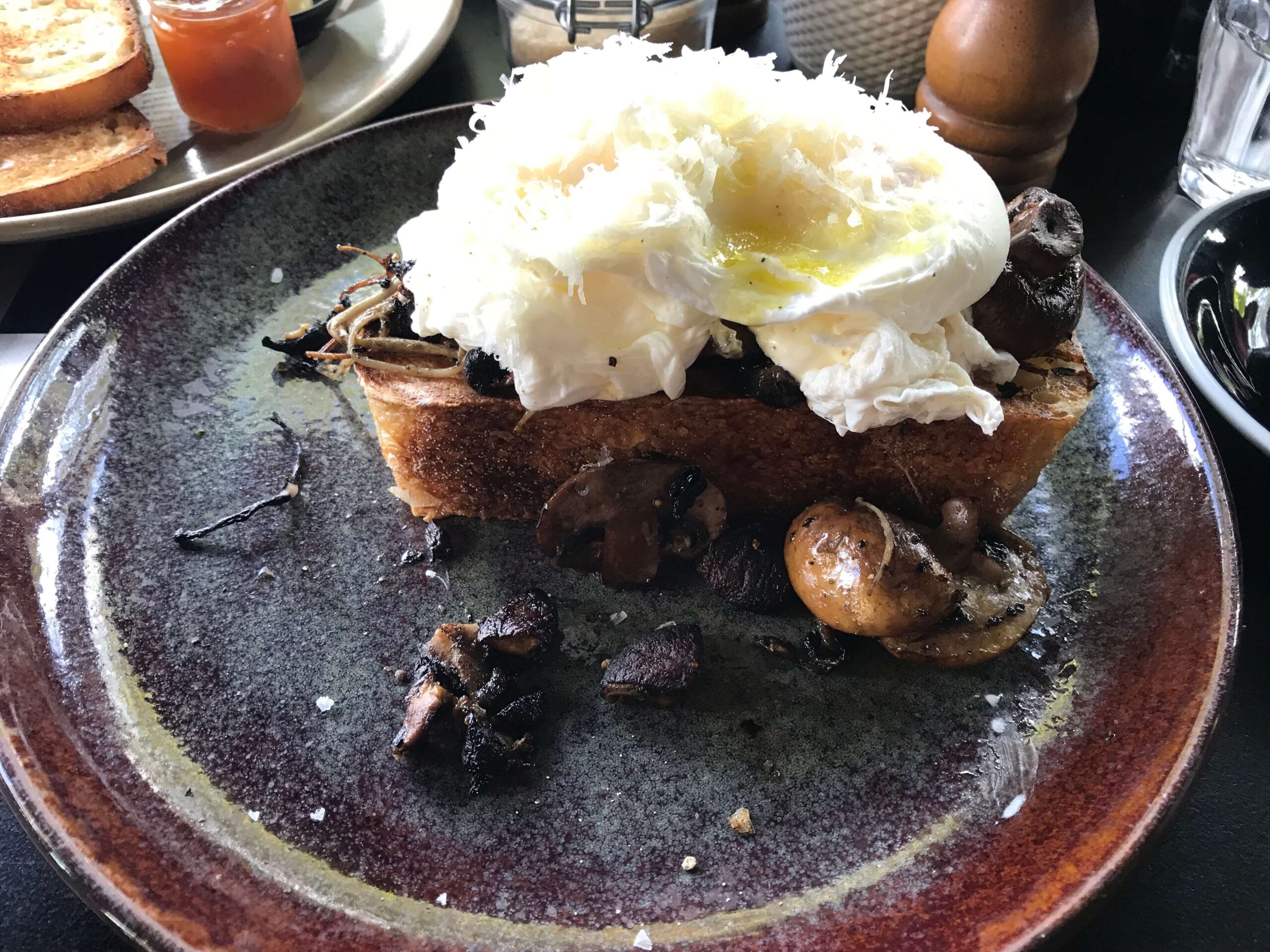 シドニーのカフェ【Social Brew Cafe】の朝食メニュー「Mushroom and Parmesan Bruschetta（マッシュルームアンドパルメザンブルスケッタ）」を撮影した写真