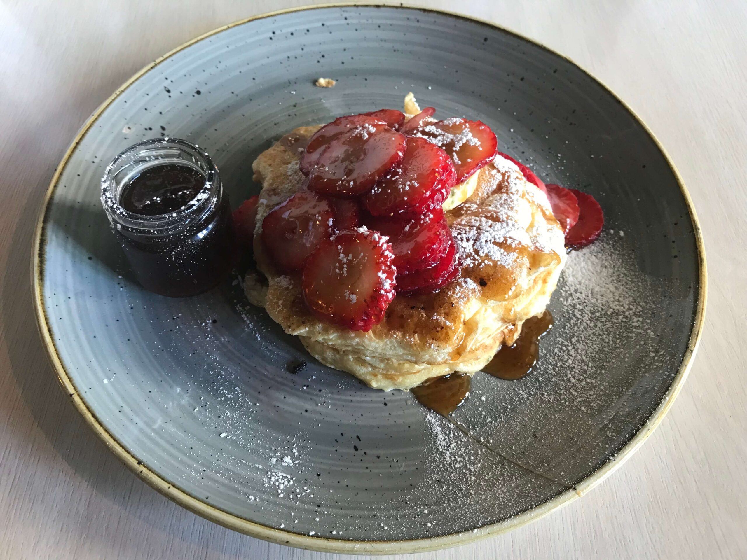 シドニーのカフェ【Social Brew Cafe】の朝食メニュー「Ricotta Hotcakes（リコッタホットケーキ）」を撮影した写真