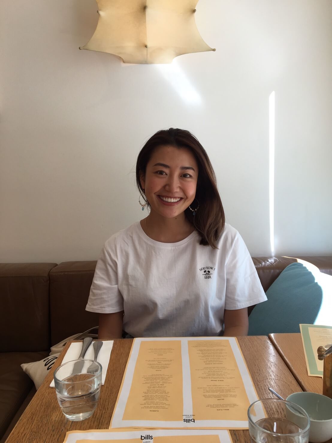 シドニーのレストラン【bills】にてメニューを前に微笑む筆者の写真