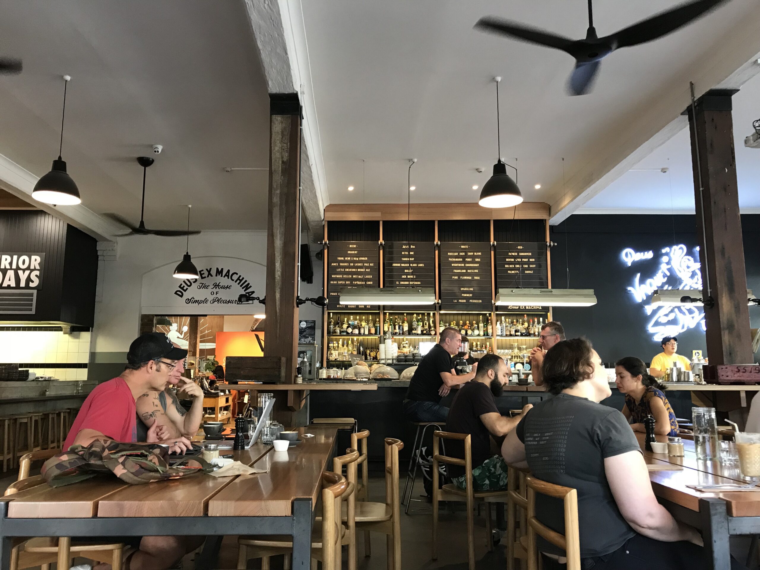 カフェ【Deus Cafe】シドニー店舗の店内の様子を撮影した写真