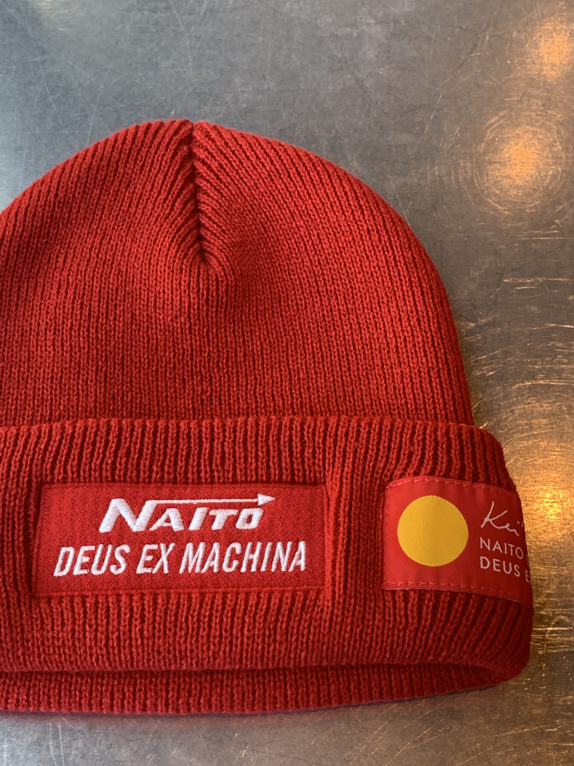 Deus Ex Machina × Kei Naitoコラボのニット帽を撮影した写真
