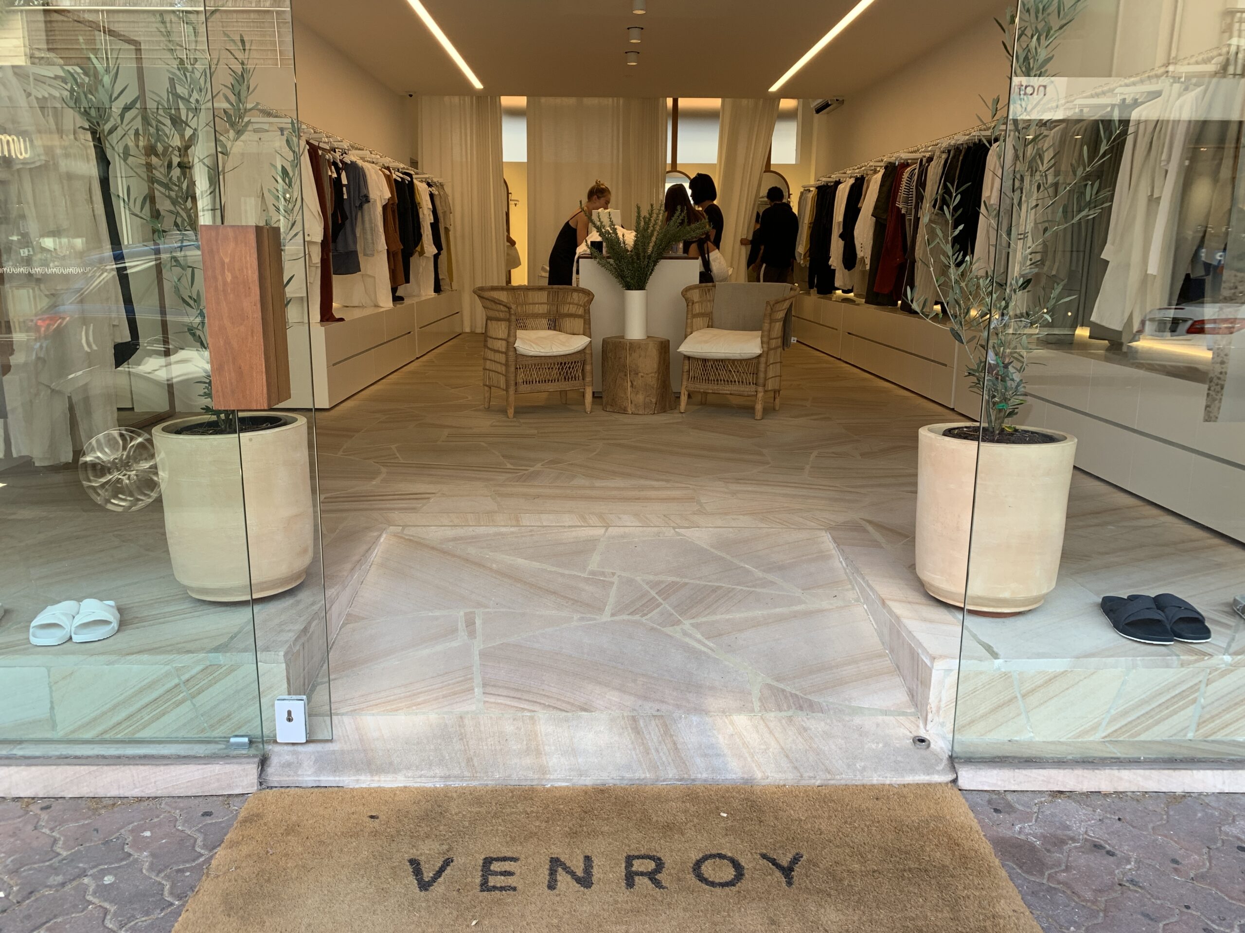 ファッションブランド【VENROY】Bondi Beach店舗の外観を撮影した写真