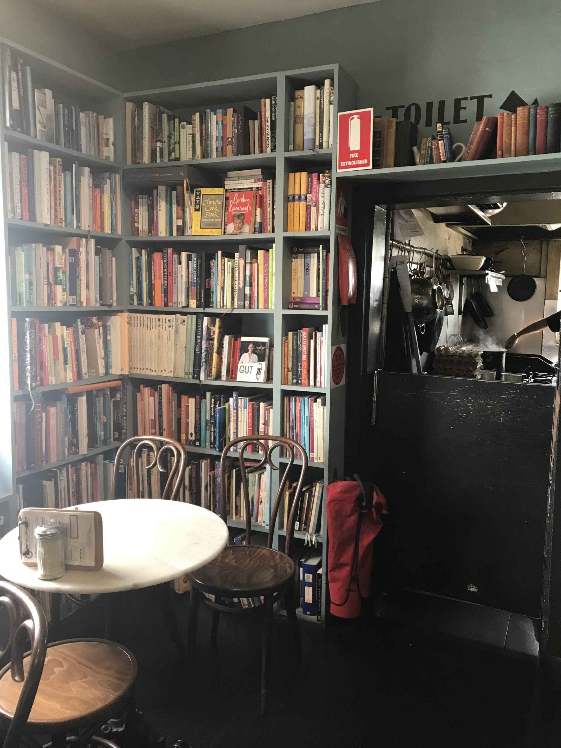 シドニーで人気のインスタ映えカフェ【Ampersand Cafe & Bookstore（アンパーサンド・カフェ＆ブックストア）】の店内