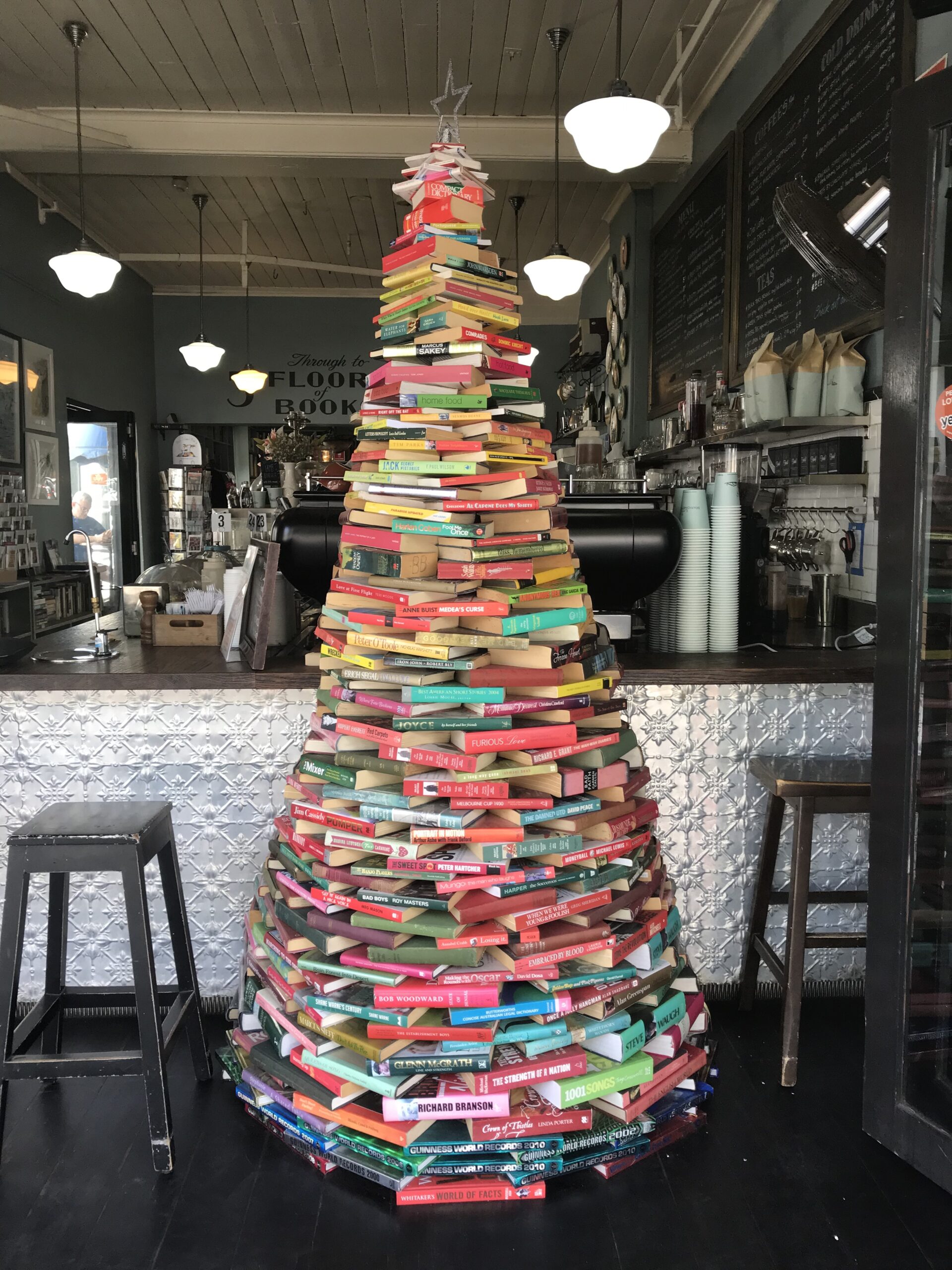 シドニーで人気のインスタ映えカフェ【Ampersand Cafe & Bookstore（アンパーサンド・カフェ＆ブックストア）】のクリスマスツリー